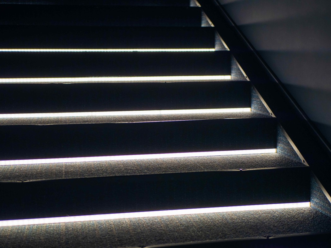 Treppenbeleuchtung LED Streifen: kreative Lichtplanung und -installation-Beleuchtung Case Sharing