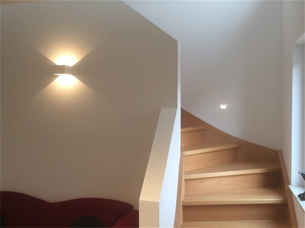 Wie installiere ich die Treppenbeleuchtung LED Streifen richtig, um ein optimales Ergebnis zu erzielen?-Beleuchtung Case Sharing--3.95